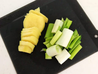 4、蜜汁鸡腿,鲜姜切成小片，大葱切成段