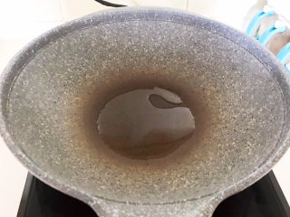 6、蜜汁鸡腿,炒锅烧热后加入大豆色拉油