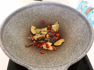 7、蜜汁鸡腿,油烧热后加入所有干调，炒出香味