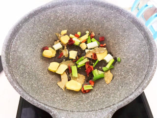 8、蜜汁鸡腿,加入葱姜，炒出香味