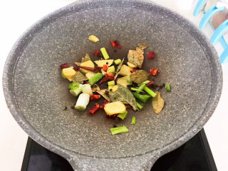 9、蜜汁鸡腿,翻炒均匀