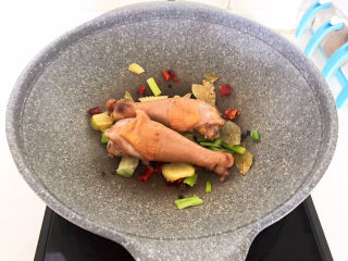 10、蜜汁鸡腿,加入鸡腿