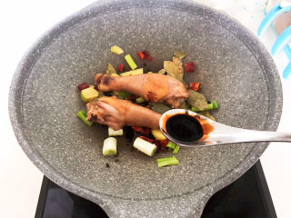 12、蜜汁鸡腿,加入老抽