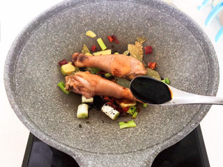 13、蜜汁鸡腿,加入生抽，翻炒均匀