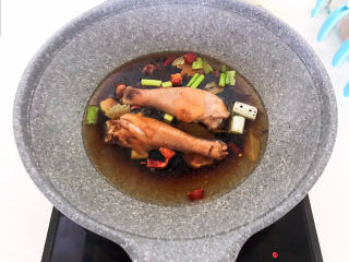 14、蜜汁鸡腿,加入开水，水量没过鸡腿