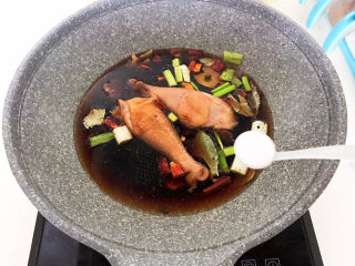 15、蜜汁鸡腿,加入精盐