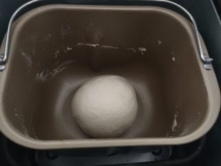 4、龙虾披萨,和成团后加入黄油粒继续和成光滑面团