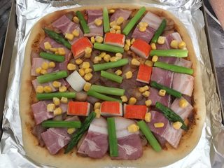 12、龙虾披萨,然后把炒好的洋葱蘑菇先均匀的铺在饼胚上，再把其他的配料铺上