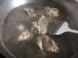 8、筒骨海带汤,放花椒，黄酒进行焯水，骨头里的血沫都煮出来。