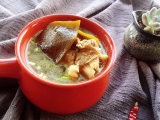 12、筒骨海带汤,大概一小时左右就烂了，具体炖煮时间按实际情况操作，锅具不同火力大小炖煮的时间都会有差异 。