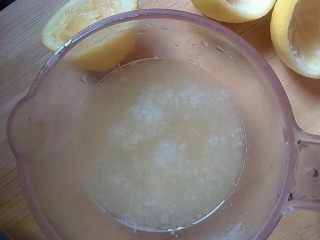 3、自制转化糖浆---月饼必备！,榨好的汁 但里面会有果肉