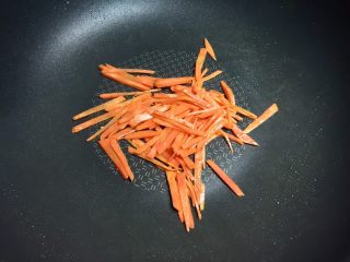 3、米饭三明治,留底油，把胡萝卜炒熟，胡萝卜过油后营养更好吸收。