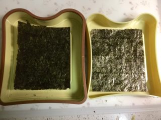4、米饭三明治,用口袋三明治的模具，海苔剪出两块比中间方形稍大一点的方片。