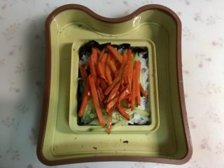 7、米饭三明治,放上胡萝卜丝