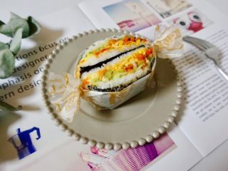 15、米饭三明治,两边用细皮筋扎上。