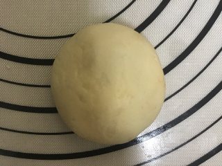 1、蜜红豆酥皮月饼（不用醒面，不用出膜）,油皮材料混合揉成团（一定是沸水，这样才能达到烫面的效果，）