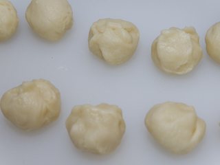 4、蜜红豆酥皮月饼（不用醒面，不用出膜）,依次做好，盖上保鲜膜