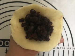 11、蜜红豆酥皮月饼（不用醒面，不用出膜）,取30g蜜红豆