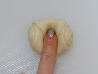 8、蜜红豆酥皮月饼（不用醒面，不用出膜）,用手指从中间压下去