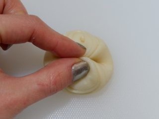 9、蜜红豆酥皮月饼（不用醒面，不用出膜）,从左右两侧，揪起来捏实