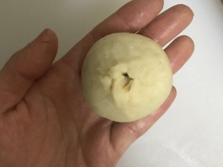 12、蜜红豆酥皮月饼（不用醒面，不用出膜）,包入馅料，用虎口往上推，收紧口，去掉多余的面团