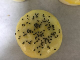 15、蜜红豆酥皮月饼（不用醒面，不用出膜）,均匀的撒上黑芝麻