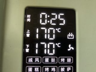 16、蜜红豆酥皮月饼（不用醒面，不用出膜）,预热好的烤箱170度25分钟