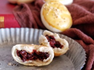 17、蜜红豆酥皮月饼（不用醒面，不用出膜）,出炉放在烤网上晾至室温。香甜酥口