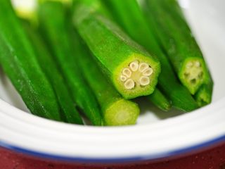 2、香辣秋葵手撕鸡,秋葵洗净,待用,份量以铺满盘底为宜