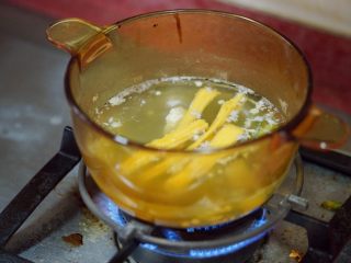 10、香辣秋葵手撕鸡,把腐竹、秋葵分别放入煮鸡肉的汤中,煮熟后捞出,这样能将鸡肉香融入腐竹和秋葵中,却清爽而不腻