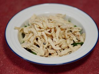 11、香辣秋葵手撕鸡,将秋葵铺在盘底,将浸过凉水的鸡肉,随意撕成条状,覆盖在秋葵之上,和腐竹混合在一起