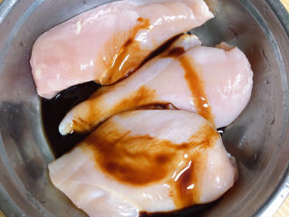 2、照烧鸡胸肉,准备腌制鸡胸肉，倒入照烧汁。