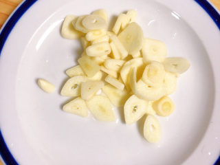 9、照烧鸡胸肉,准备一些蒜片儿。