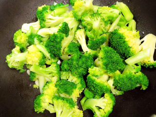 11、照烧鸡胸肉,放入西蓝花翻炒均匀。