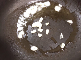 10、照烧鸡胸肉,锅中倒入油，放入蒜片儿煸香。