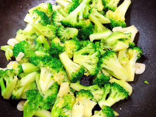 13、照烧鸡胸肉,炒均匀即可成盘了。