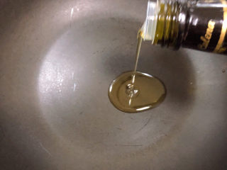 14、照烧鸡胸肉,锅中倒入橄榄油，加热至五成热。