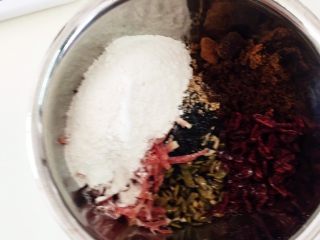 8、金华火腿伍仁馅,取一个干净的盆，把除水、酒、玫瑰花外的所有材料放进去