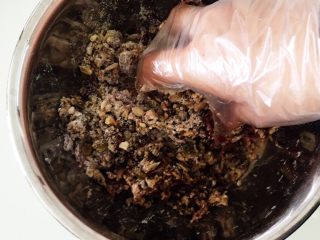 11、金华火腿伍仁馅,加入水、高度白酒、玫瑰花酱，充分抓捏均匀