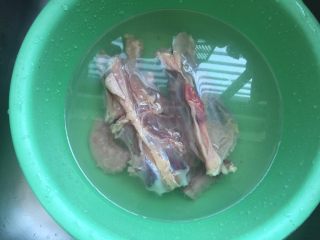 2、日式叉烧拉面配溏心蛋,鸡骨架提前浸泡1小时去血水