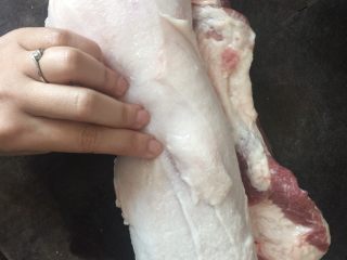 3、日式叉烧拉面配溏心蛋,将猪肉卷起