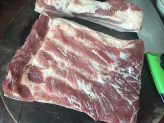 4、日式叉烧拉面配溏心蛋,切掉边缘多余的部分