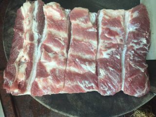 5、日式叉烧拉面配溏心蛋,然后将五花肉表面划4个口，在猪肉表面撒上盐，涂抹均匀