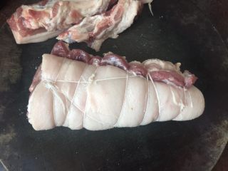 6、日式叉烧拉面配溏心蛋,再用棉线紧紧的缠成圆柱体