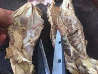 9、日式叉烧拉面配溏心蛋,鸡骨架用厨房剪刀剪成大块