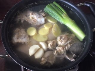 11、日式叉烧拉面配溏心蛋,加入京葱、蒜头、姜片