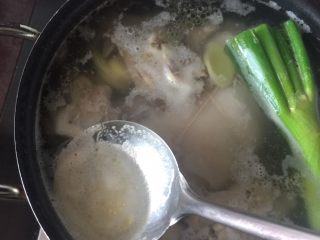 12、日式叉烧拉面配溏心蛋,待水开后，撇去浮沫，转小火煮1小时