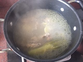 14、日式叉烧拉面配溏心蛋,将鸡骨架和汤继续慢火炖3小时