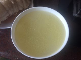 15、日式叉烧拉面配溏心蛋,滤出高汤，晾凉后撇去表面浮油，并滤去沉淀物