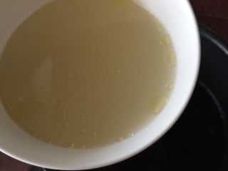 18、日式叉烧拉面配溏心蛋,倒入200ml高汤